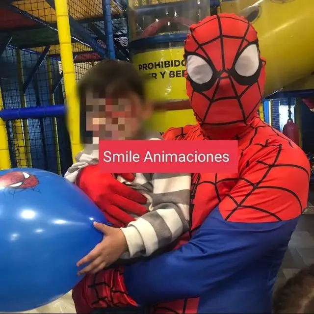 Visita de personaje con la cara infantil protegida